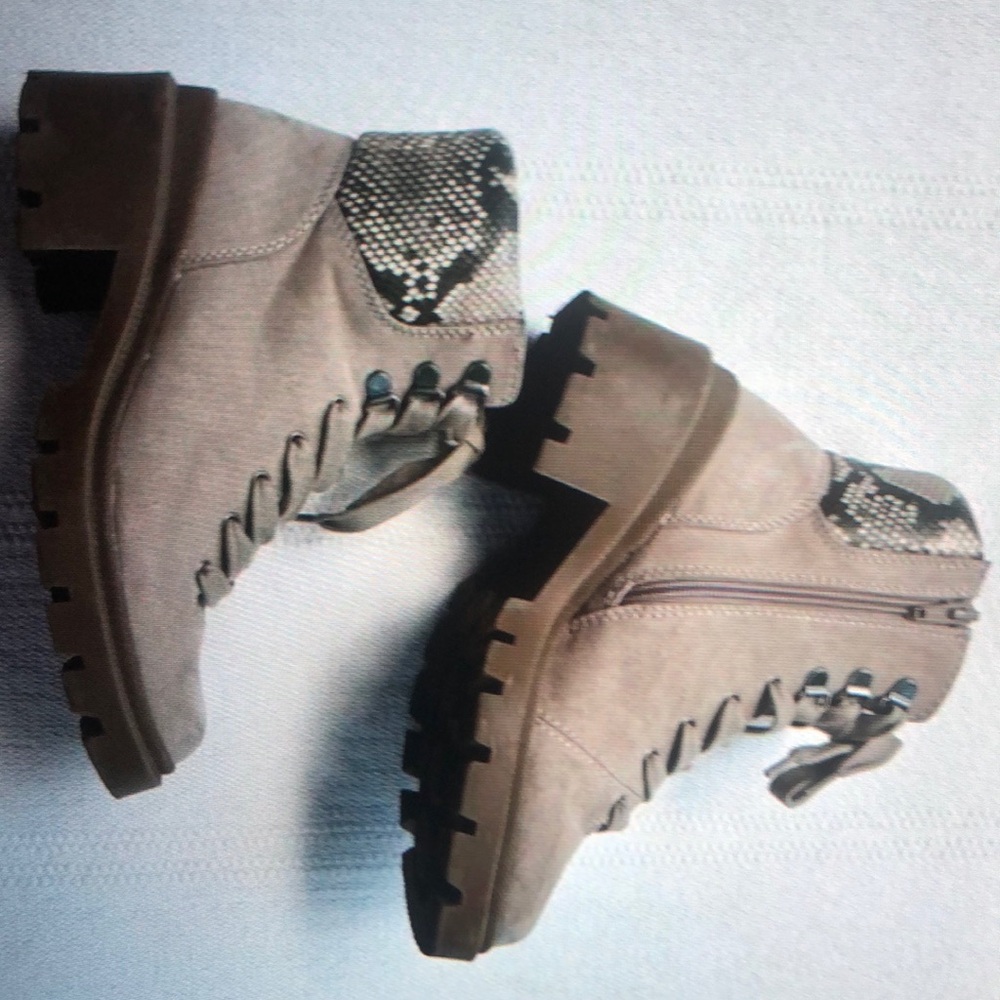 Universal Thread Boots size 7